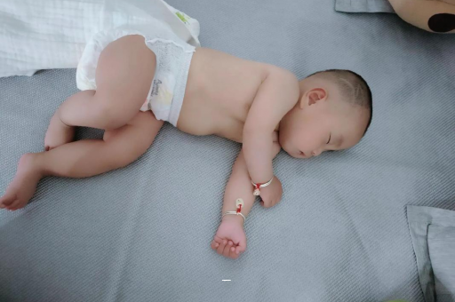 红河几个月宝宝可以竖抱